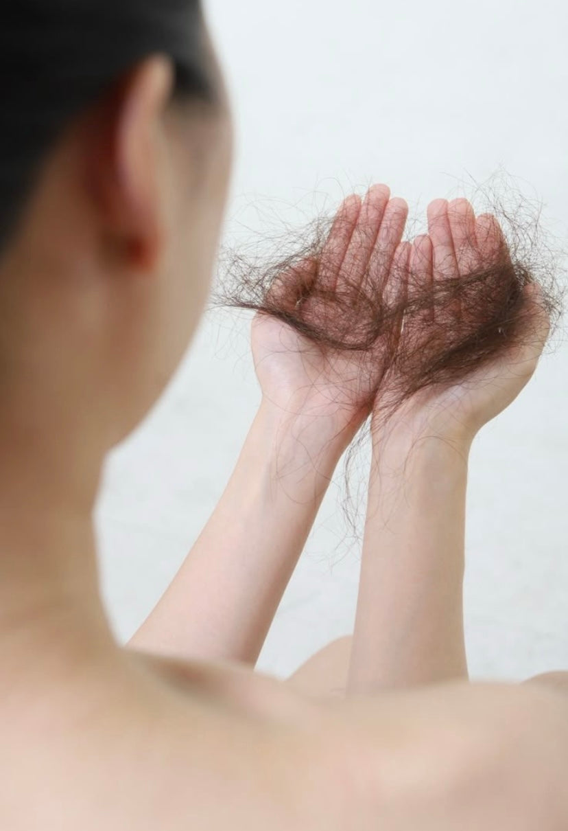 Perdita capelli in allattamento: cause e soluzioni