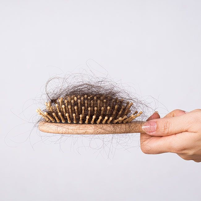 Quanti capelli si perdono al giorno? Scopri cosa è normale e come prevenire la caduta eccessiva