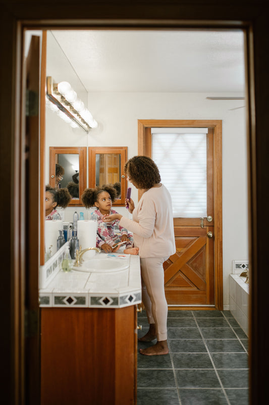 Genitore che osserva delicatamente i capelli di una bambina