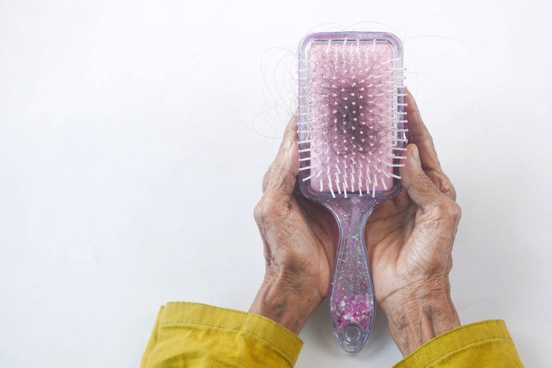 Donna che osserva la caduta dei capelli dopo un periodo di stress