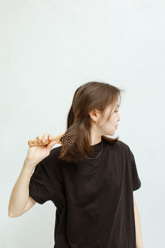 Spazzola e capelli per distinguere caduta e rottura