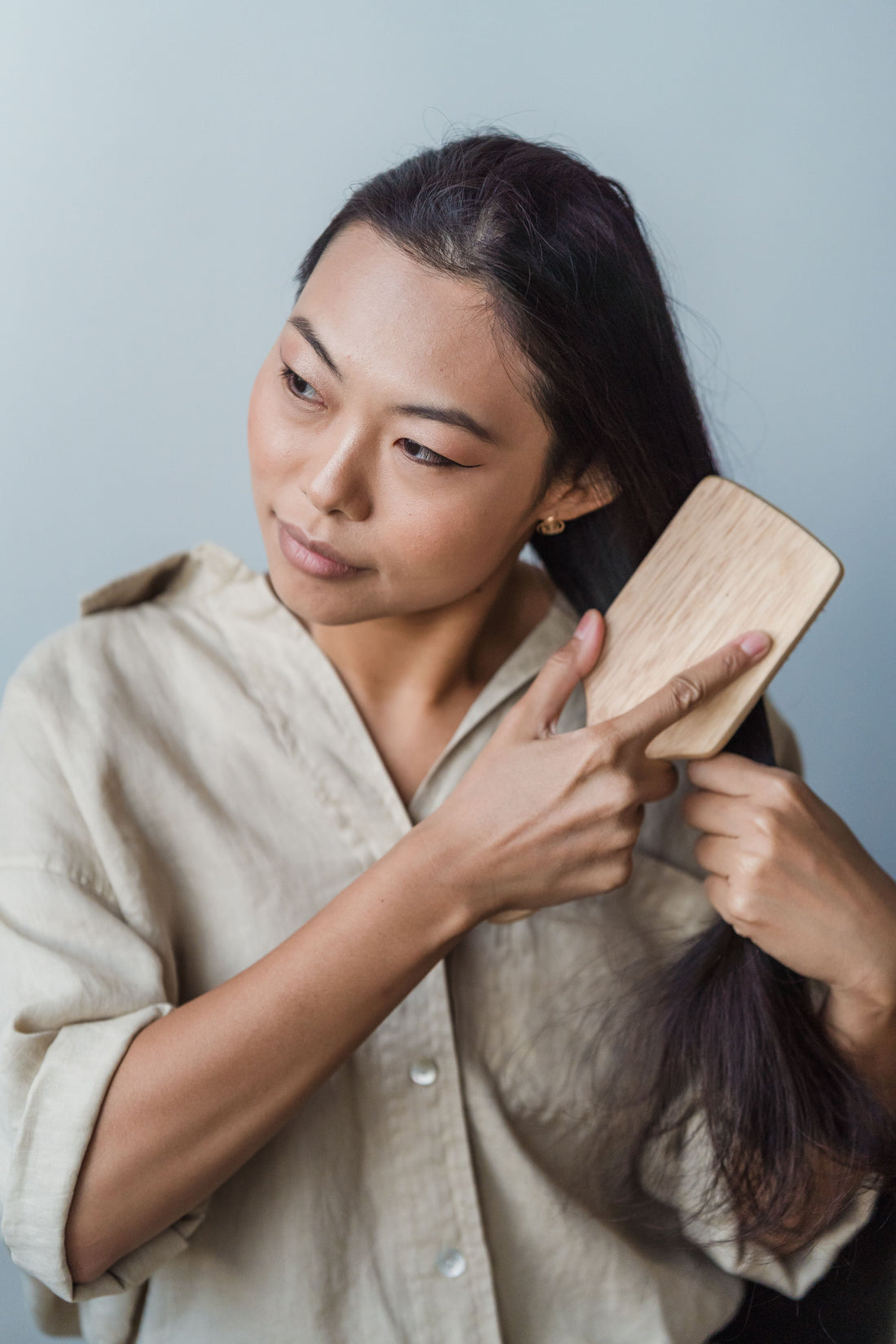 Donna che spazzola delicatamente i capelli