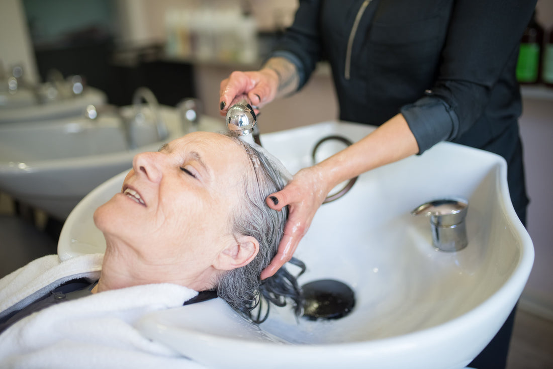 Lavaggio professionale dei capelli con shampoo