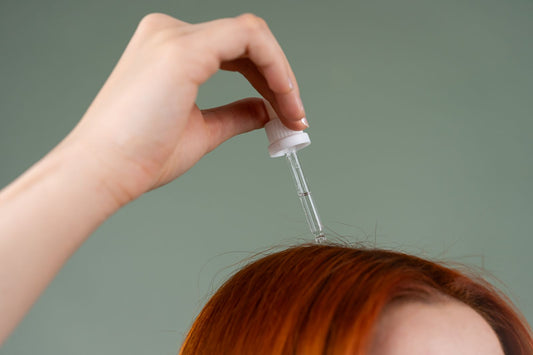 Applicazione di un trattamento sulle radici dei capelli