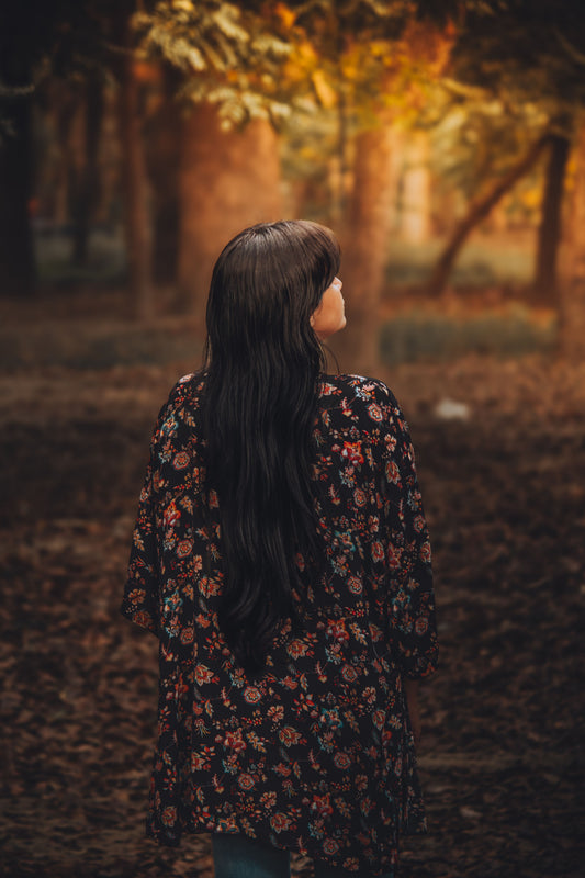 Donna con capelli sciolti in un paesaggio autunnale